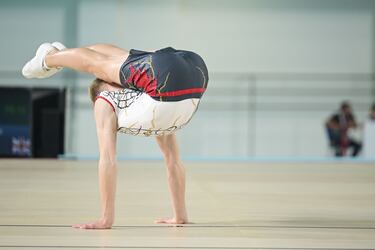 Del 17 al 19 de noviembre se celebró en Antalya (Turquía) el Campeonato Europeo de gimnasia aeróbica, una
modalidad no olímpica de la gimnasia que tiene su origen en el aeróbic. El británico Felix Smith, el protagonista
de la imagen, oculta parcialmente la cabeza entre las piernas durante su rutina individual masculina.