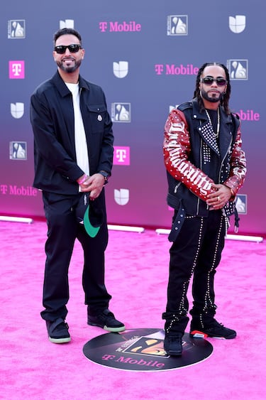 Pedro Arias y Jimmy FM posa en la alfombra roja de los premios 'Lo Nuestro'.
