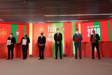 S.M el rey Felipe VI junto con el presidente de la Rep¨²blica de Portugal, Marcelo Rebelo de Sousa; el presidente del Gobierno de Espa?a, Pedro S¨¢nchez; el primer ministro de Portugal, Antonio Costa y los presidentes de la Federacion Espa?ola de Futbol y Federacion Portuguesa, Luis Rubiales y Fernando Gomes respectivamente.