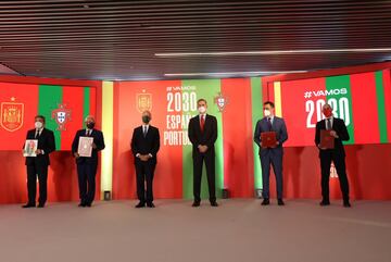 S.M el rey Felipe VI junto con el presidente de la República de Portugal, Marcelo Rebelo de Sousa; el presidente del Gobierno de España, Pedro Sánchez; el primer ministro de Portugal, Antonio Costa y los  presidentes de la Federacion Española de Futbol y Federacion Portuguesa, Luis Rubiales y Fernando Gomes respectivamente.