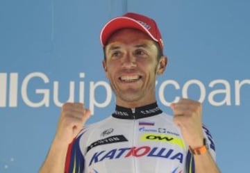 El ciclista Joaquín Rodríguez (ESP/Katusha) celebra su victoria de etapa, durante la tercera etapa de la 55 edición de la Vuelta al País Vasco, en la localidad guipuzcoana de Zumarraga.