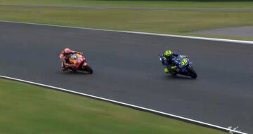 El de Honda ya hab¨ªa tocado a Aleix Espargar¨® mientras recuperaba posiciones porque hab¨ªa recibido un 'ride through' tras la salida. Al pasar a Rossi, le empuj¨®. Fue sancionado con 30 segundos.