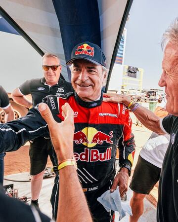 Carlos Sainz celebra con los miembros de Ford su victoria en la cuarta etapa del Rally de Marruecos. 