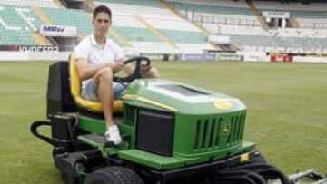<b>TODOTERRENO. </b>Fidel Chaves, subido a una máquina cortacésped en el Martínez Valero.