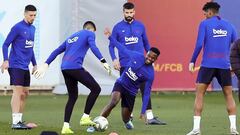 El Barcelona se entren&oacute; ayer en Sant Joan Desp&iacute; antes de viajar a San Sebasti&aacute;n. En la imagen, un rondo del entrenamiento matinal.