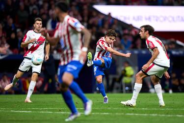 3-2. Julián Álvarez avanza, se acomoda el balón y desde fuera del área, saca un misil con la pierna izquierda para superar a Augusto Batalla.