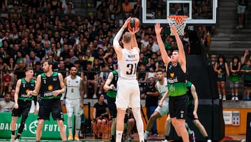 Dzanan Musa lanza un triple defendido por Joel Parra.