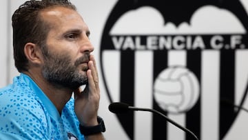 El técnico del Valencia CF, Rubén Baraja, en rueda de prensa. EFE/Biel Aliño