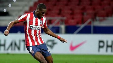 Kondogbia da un pase en el partido contra el Cádiz.
