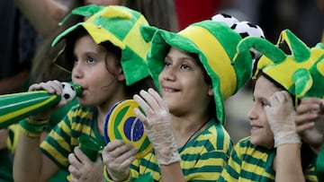 AMDEP8083. RÍO DE JANEIRO (BRASIL), 24/03/2022.- Aficionados de Brasil alientan hoy a su equipo previo al partido contra Chile por las Eliminatorias de Conmebol al Mundial de Catar 2022, en el estadio Maracaná en Río de Janeiro (Brasil). EFE/ André Coelho
