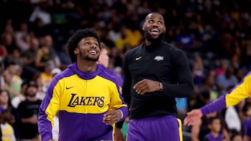 Bronny James y LeBron James durante el calentamiento previo al inicio del partido de pretemporada frente a los Phoenix Suns.
