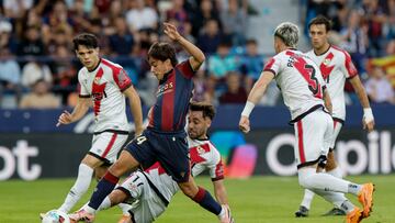 VALENCIA, 19/10/2025.- El jugador del Levante Carlos Álvarez (i) pelea un balón ante el centrocampista del Rayo Vallecano Unai López (c) este domingo, durante el partido de la jornada 9 de LaLiga EA Sports, entre el Levante UD y el Rayo Vallecano, en el Estadio Ciudad de Valencia. EFE/ Kai Forsterling