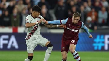 Soccer Football - Europa League - Quarter Final - Second Leg - West Ham United v Bayer Leverkusen - London Stadium, London, Britain - April 18, 2024 West Ham United's Jarrod Bowen in action with Bayer Leverkusen's Piero Hincapie Action Images via Reuters/Paul Childs