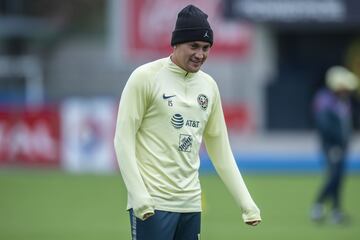 Nico Castillo también se vio afectado por el mal paso en el Guardianes 2021. El aún jugador del América tiene un costo de 2 millones de euros, por lo que bajó 1 millón. El jugador se encuentra lesionado, por lo que no jugó el torneo pasado.