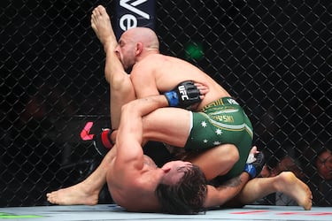 Alexander Volkanovski y Diego Lopes durante el Ultimate Fighting Championship (UFC) 325 en el Qudos Bank Arena de Sídney.