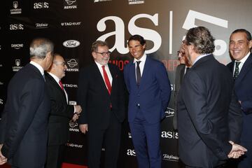 Alfredo Relaño, Juan Luis Cebrián, Juan Cantón, Manuel Mirat y Manuel Polanco reciben a Rafa Nadal.