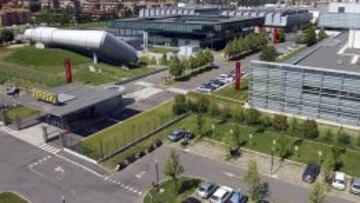 Los edificios de Maranello están separados por calles que llevan el nombre de los campeones del mundo de la escudería italiana.