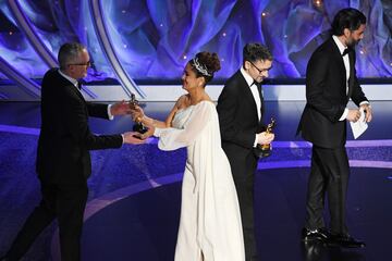 Salma Hayek entrega el premio a Stuart Wilson y Mark Taylor por 1917.