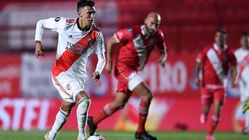 River Plate's Matias Suarez drives the ball during the all-Argentine Copa Libertadores Copa Libertadores round of 16 second leg football match between Argentinos Juniors and River Plate at the Diego Armando Maradona Stadium in Buenos Aires, on July 21, 2021. (Photo by Marcelo Endelli / POOL / AFP)