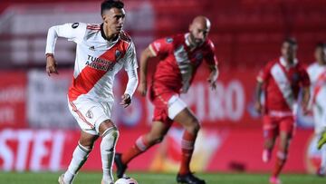 River Plate&#039;s Matias Suarez drives the ball during the all-Argentine Copa Libertadores Copa Libertadores round of 16 second leg football match between Argentinos Juniors and River Plate at the Diego Armando Maradona Stadium in Buenos Aires, on July 21, 2021. (Photo by Marcelo Endelli / POOL / AFP)