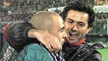 <b>YA SE CONOCEN</B>. Mourinho y De la Peña coincidieron en el Barcelona y al técnico le gusta el juego del perico.