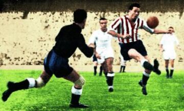 1950/51 El Atlético visitó Chamartín el 12 de noviembre de 1950. Fue un partido que finalizó con un resultado de 3-6  a favor del equipo colchonero.Esta imágen es el quinto tanto conseguido por Pérez Payá realizando un sombreo ante la salida de Juanito Alonso, cancerbero madridista para luego remachar de un cabezazo