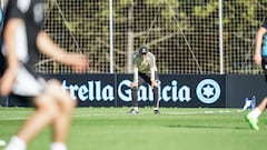 Eduardo Coudet observa a sus jugadores durante un entrenamiento del Celta.