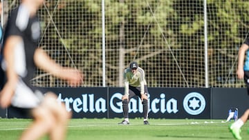 Eduardo Coudet observa a sus jugadores durante un entrenamiento del Celta.