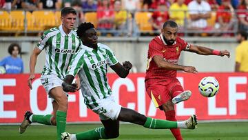 Salah intenta un disparo ante Mendy,