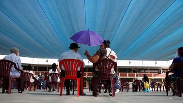 Senior citizens wait to receive a dose of the Pfizer-BioNTech coronavirus disease (COVID-19) vaccine in Lima, Peru March 23, 2021. REUTERS/Sebastian Castaneda