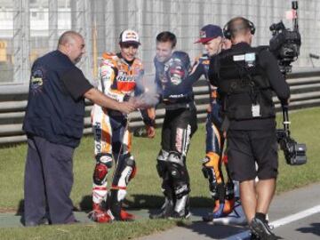 Marc Márquez celebra su quinto mundial a la "valenciana". 