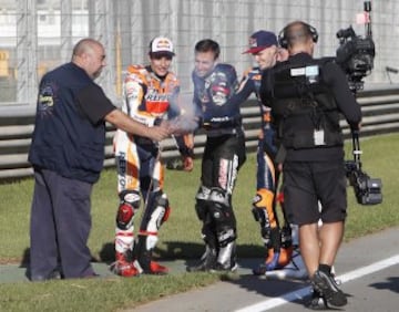 Marc Márquez celebra su quinto mundial a la "valenciana". 