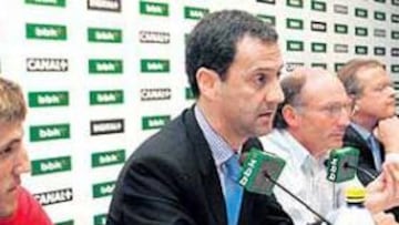 <b>CONTUNDENTE. </b>Lamikiz, entre Gurpegi, Padilla y Caramés, durante la rueda de prensa de ayer en Lezama.