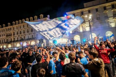 Aficionados del S. S. C. Napoli celebran por las calles de Nápoles la consecución del título de liga. De esta forma el conjunto italiano se proclamó campeón de la Serie A por cuarta vez en su historia.