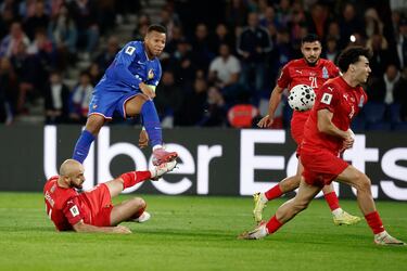 El capitán agarró un balón casi desde el centro del campo y fue avanzando, superando marcas azeríes. Se internó en el área, superando más obstáculos, hasta sacarse un ajustado disparo al palo largo