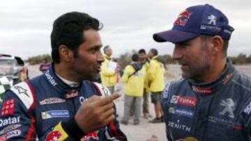 Peterhansel habla con Al Attiyah durante una etapa de este Dakar.