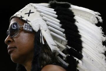 Tanto es as¨ª, que ya han cruzado la ¨²ltima frontera... ?aficionados de los Raiders vestidos como su eterno rival, de indios! ?Qu¨¦ ser¨¢ lo pr¨®ximo? ?Fans de los Bears con quesos azules y naranjas?