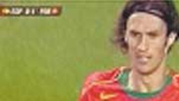 <b>MAL PLANO.</b> El corto de Carvalho impidió ver el pase de Alonso.