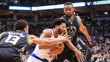 THM19. Milwaukee (United States), 06/01/2017.- New York Knicks guard Derrick Rose (C) drives between Milwaukee Bucks guard Malcolm Brogdon (L) and Milwaukee Bucks forward Jabari Parker (R) in the first half of their NBA game at the BMO Harris Bradley Center in Milwaukee, Wisconsin, USA, 06 January 2017. (Baloncesto, Estados Unidos) EFE/EPA/TANNEN MAURY