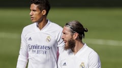 Raphael Varane y Sergio Ramos, en un partido con el Real Madrid.