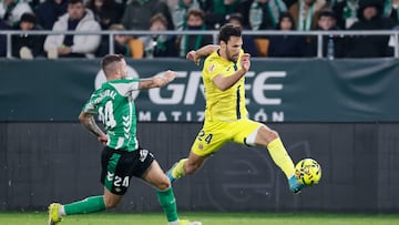 El lateral del Villarreal Alfonso Pedraza (d) escapa de Aitor Ruibal, del Betis.