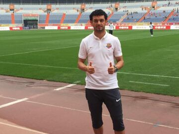 Posteriormente se fue a China, donde militó con los equipos de Shangai Shenxin y Wuhan Zall FC, de la Segunda División.