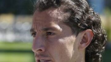 El capitán de México, Andrés Guardado, habla con la prensa a su salida de un entrenamiento.