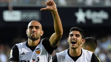 Zaza, jugador del Valencia, celebra un gol con su compa&ntilde;ero de equipo Guedes. 