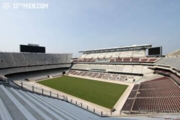 El Kyle Field, ubicado en el estado de Texas Estados Unidos, tiene una capacidad para hasta 102 mil espectadores. 