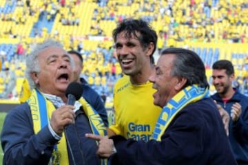 Los hermanos Del Río bajaron al terreno de juego para saludar y dedicar su canción "Macarena" al jugador de la UD Las Palmas Juan Carlos Valerón, durante el homenaje que le brindó hoy el club tras el partido de Liga con el Athletic Club de Bilbao, último de "El Flaco"