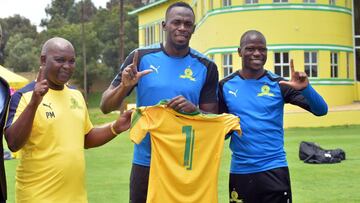 PRETORIA, SOUTH AFRICA - JANUARY 29:    Usain Bolt with Pitso Mosimane and Hlompho Kekana during the Usain Bolt Visit to Mamelodi Sundowns Training Session at Chloorkop on January 29, 2018 in Pretoria, South Africa.  (Photo by Lefty Shivambu/Gallo Images/Getty Images)