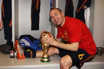 El hombre que marc¨® el gol de todos en Sud¨¢frica, el socio perfecto de Xavi Hern¨¢ndez y Leo Messi colg¨® las botas el pasado octubre tras 21 campa?as como futbolista, las ¨²ltimas seis en el extranjero. El mago de Fuentealbilla tiene en su haber un mundial (2010) y dos Eurocopas (2008 y 2012) con La Roja y 32 t¨ªtulos con el club de su vida, destacando 4 Champions y nueve ligas, adem¨¢s de ser pieza fundamental en el Barcelona del sextete.