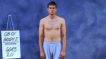Tom Brady egresó de la Universidad de Michigan y llegó a la NFL en el Draft del 2000, fue seleccionado en la posición 199 por los Patriots.