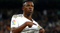 Vinicius celebr&oacute; su gol al Barcelona se&ntilde;al&aacute;ndose el escudo del Real Madrid de su camiseta.